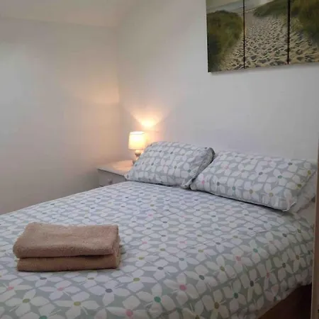 20 Strawberry Hill Cosy Sleeps 5